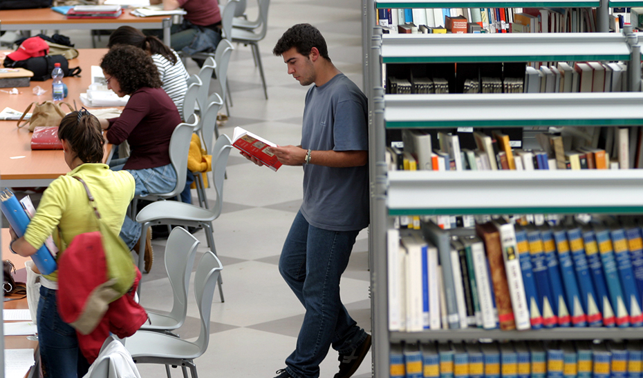 Estudiantes en una biblioteca universitaria.